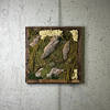 Quadro di muschio Waldspuren con cornice in legno di recupero ed elementi in legno dell’Alto Adige, vista frontale completa