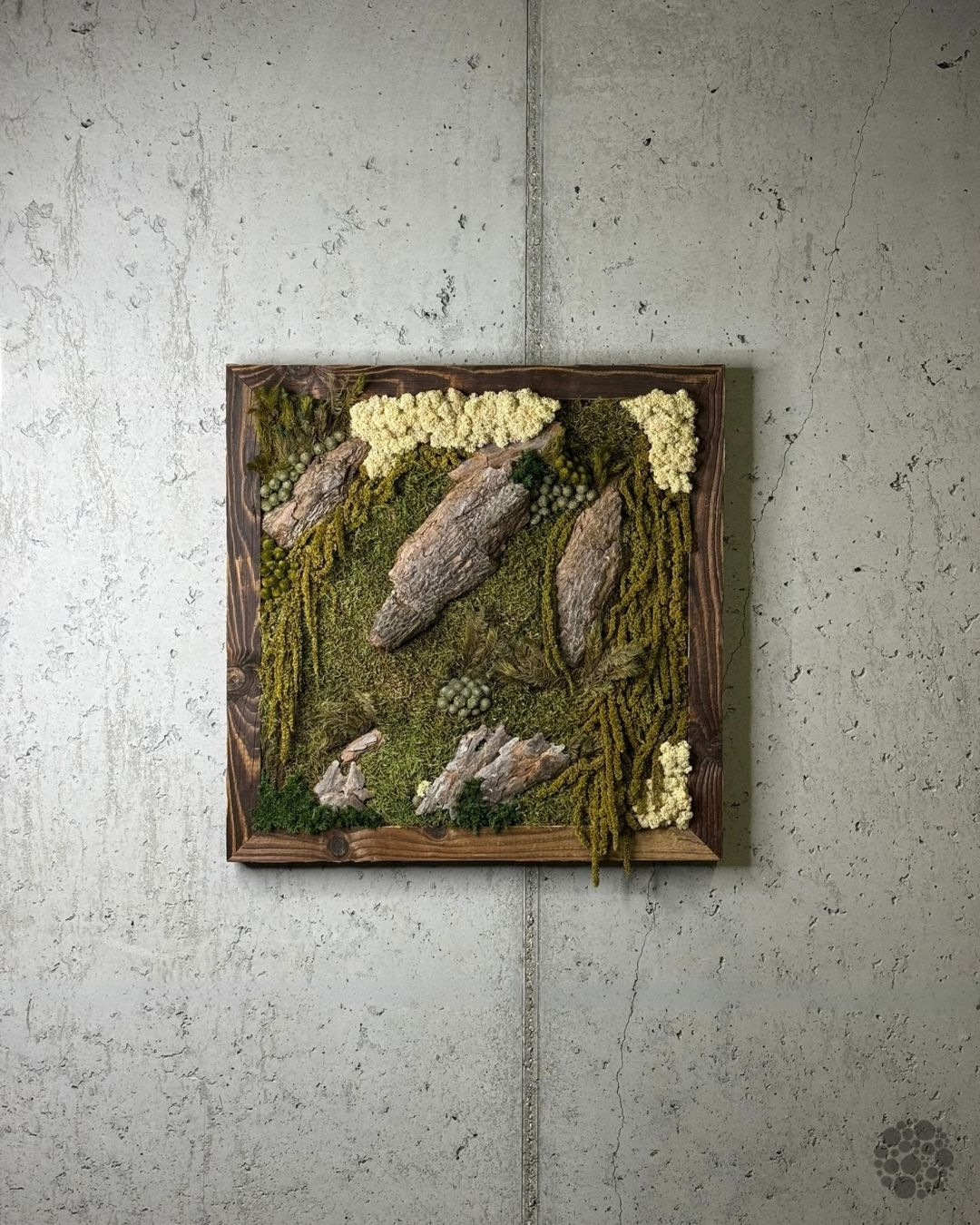 Quadro di muschio Waldspuren con cornice in legno di recupero ed elementi in legno dell’Alto Adige, vista frontale completa