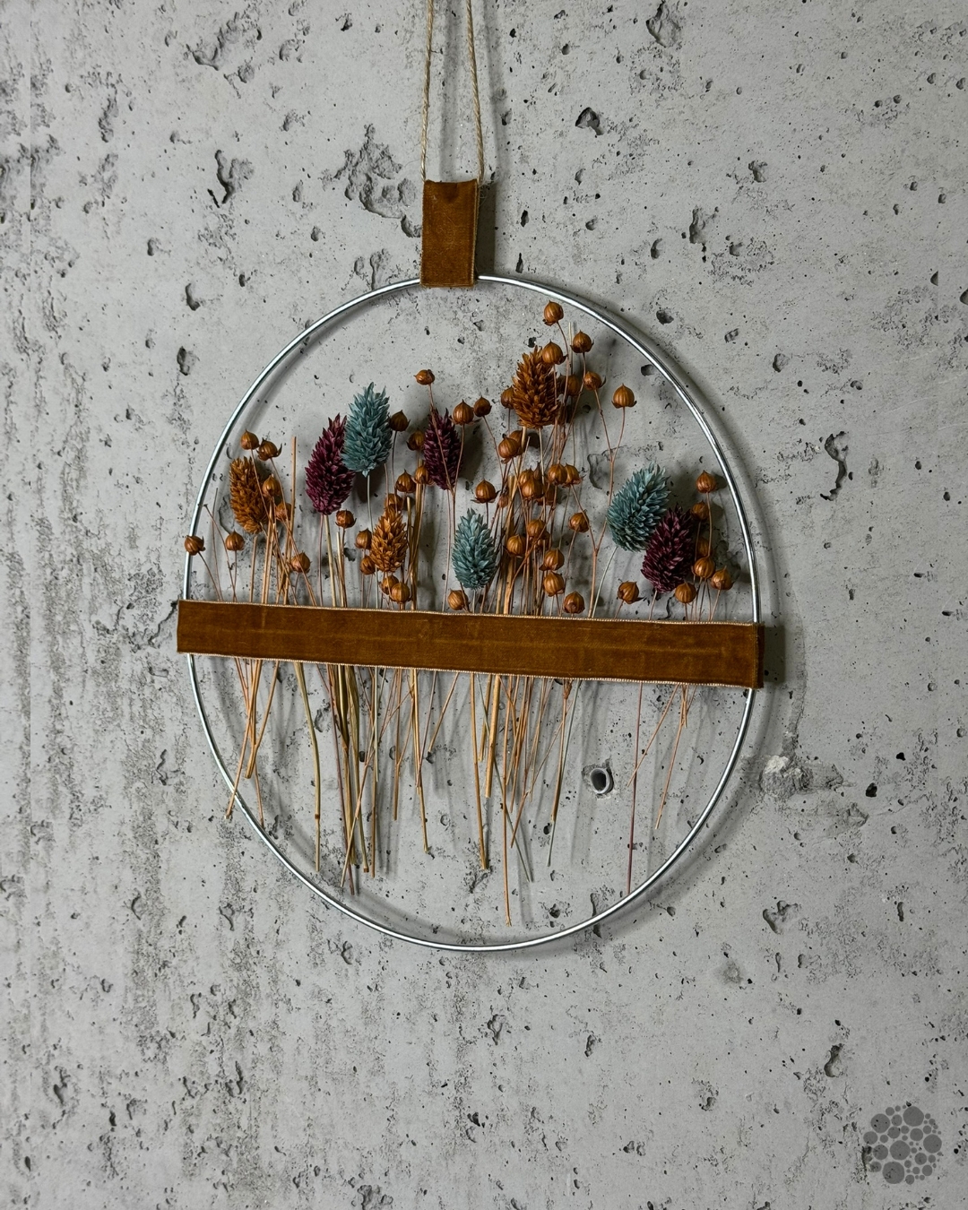 MEADOW LINE – Cerchio di fiori secchi con listello in legno