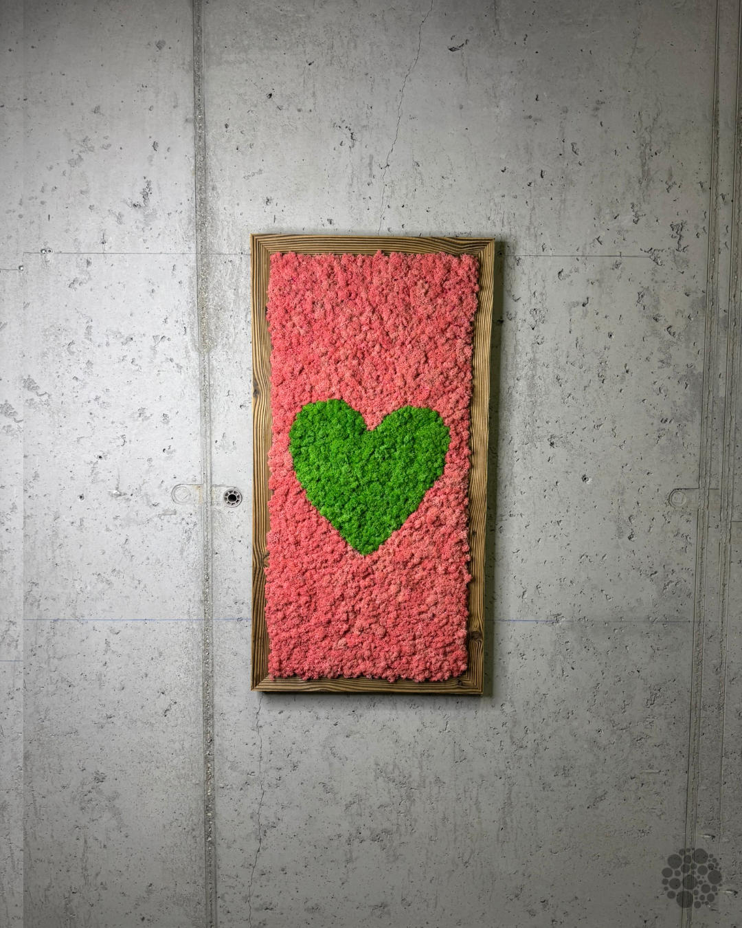 BLUSH HEART – Quadro di lichene con cuore verde e cornice in legno di recupero