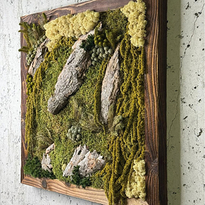Seitliche Ansicht des Moosbildes Waldspuren mit plastischer Holz- und Pflanzengestaltung