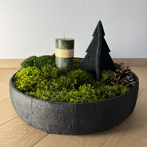 WINTER FOREST: runde anthrazitfarbene Moosschale mit grüner Kerze, Dekobaum und Zapfen